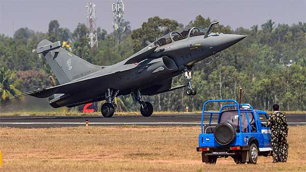 காங்கிரஸ் அலுவலகத்திற்கு எதிரே ரபேல் போர் விமானம்... நாட்டின் கவனத்தை ஈர்த்ததற்கு காரணம் இதுதான்...