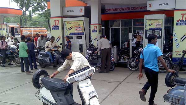 கோடை காலத்தில் முழுமையாக எரிபொருள் நிரப்பினால் வாகனம் தீப்பிடிக்குமா? வைரலாகும் அதிர்ச்சி தகவல்