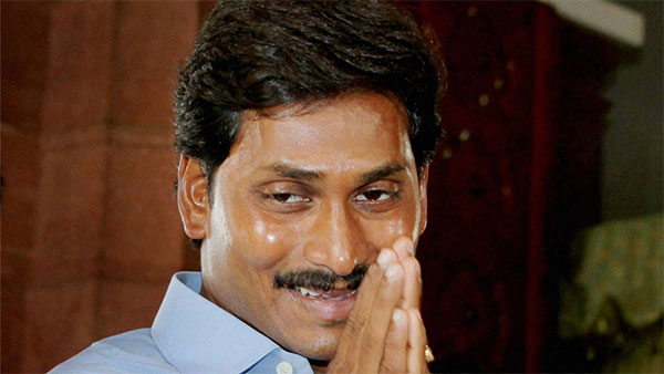 ஆந்திர புதிய முதல்வர் ஜெகன் மோகன் ரெட்டியின் ஆதரவாளர்கள் அட்டகாசம்... சட்டத்தை மீறுவதால் சர்ச்சை...