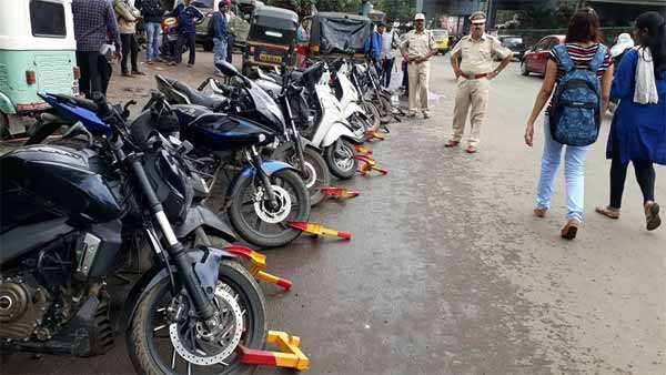 போலீஸின் தடையைமீறி ஸ்கூட்டரை எடுத்துசெல்ல முயன்ற இரு பெண்கள்... வைரல் புகைப்படம்...!