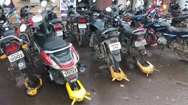 போலீஸின் தடையைமீறி ஸ்கூட்டரை எடுத்துசெல்ல முயன்ற இரு பெண்கள்... வைரல் புகைப்படம்...!