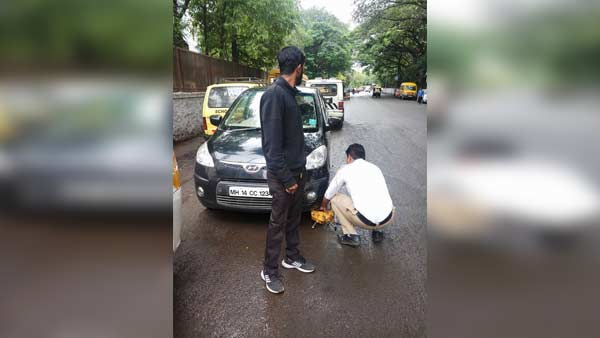 போலீஸின் தடையைமீறி ஸ்கூட்டரை எடுத்துசெல்ல முயன்ற இரு பெண்கள்... வைரல் புகைப்படம்...!