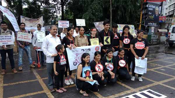 போலீஸின் தடையைமீறி ஸ்கூட்டரை எடுத்துசெல்ல முயன்ற இரு பெண்கள்... வைரல் புகைப்படம்...!