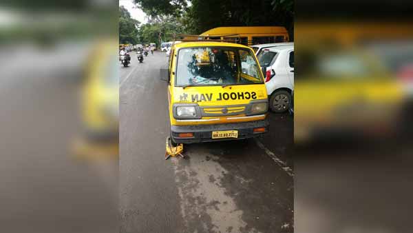 போலீஸின் தடையைமீறி ஸ்கூட்டரை எடுத்துசெல்ல முயன்ற இரு பெண்கள்... வைரல் புகைப்படம்...!