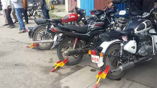 போலீஸின் தடையைமீறி ஸ்கூட்டரை எடுத்துசெல்ல முயன்ற இரு பெண்கள்... வைரல் புகைப்படம்...!