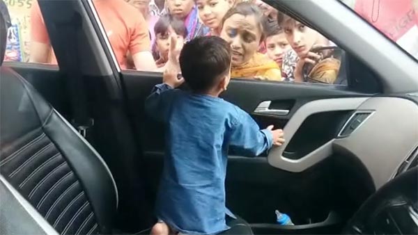 காருக்குள் சிக்கிய சிறுவன்... 2 மணி நேர போராட்டத்திற்கு பின் மீட்பு... தாய்-மகன் தவிப்பால் பரப்பு...!