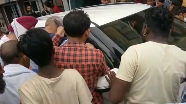 காருக்குள் சிக்கிய சிறுவன்... 2 மணி நேர போராட்டத்திற்கு பின் மீட்பு... தாய்-மகன் தவிப்பால் பரப்பு...!