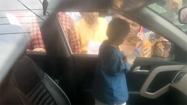 காருக்குள் சிக்கிய சிறுவன்... 2 மணி நேர போராட்டத்திற்கு பின் மீட்பு... தாய்-மகன் தவிப்பால் பரப்பு...!
