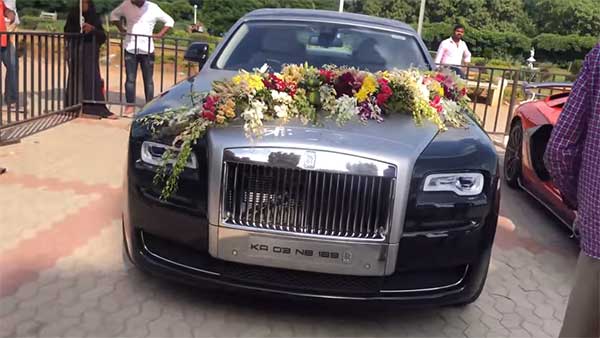 திருமண நிகழ்ச்சியில் பவனி வந்த ஆடம்பர சொகுசு கார்கள்... விலை தெரிந்தால் மலைத்து போய் விடுவீர்கள்