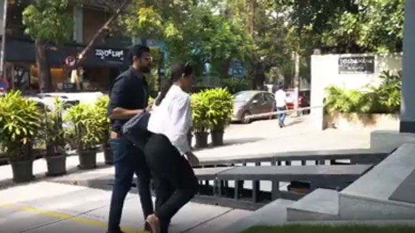 உலகின் விலையுயர்ந்த காரை ஆச்சரிய பரிசாக வழங்கிய கணவர்: நெகிழ்ச்சியான தருணம் குறித்த வீடியோ!