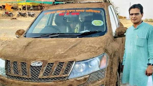 வைரலாகும் மாட்டு சாணி கோட்டிங்: மஹிந்திரா காரை சாணியால் பூசி மொழுகிய கேன்சர் மருத்துவர்...!