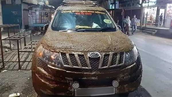வைரலாகும் மாட்டு சாணி கோட்டிங்: மஹிந்திரா காரை சாணியால் பூசி மொழுகிய கேன்சர் மருத்துவர்...!