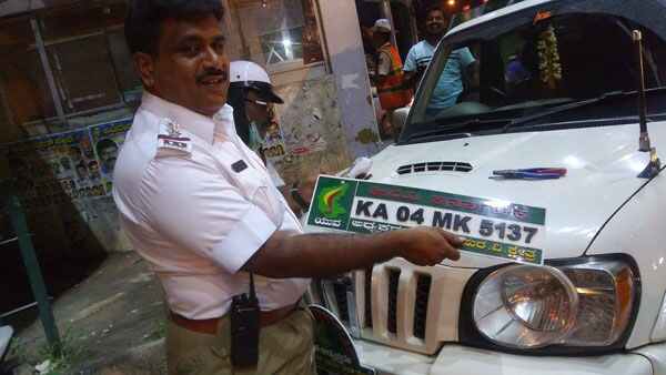 காஷ்மீரில் மீண்டும் அரங்கேறிய அதிர்ச்சி சம்பவம்: செய்வதறியாமல் உறைந்துபோன போலீஸார்...!