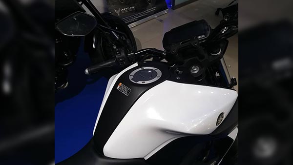 விற்பனையில் அதிரடி காட்டி வரும் எம்டி15 பைக் புதிதாக 3 வண்ணங்களில் அறிமுகம்...! புகைப்படங்கள் உள்ளே...