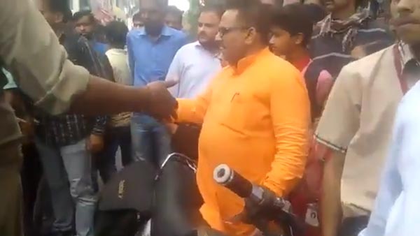 குழந்தைகள் முன்னிலையில் பாஜக தலைவர் செய்த செயலால் அதிர்ச்சி... வெளுத்து வாங்கிய போலீசார்! வீடியோ!!