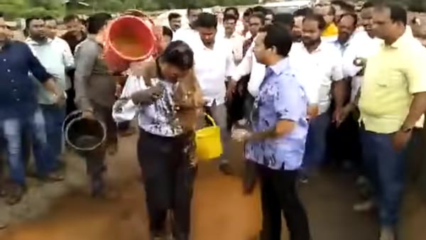 நடுரோட்டில் அதிகாரி மீது சேற்றை ஊற்றி எம்எல்ஏ கட்டி போட்டதற்கு காரணம் இதுதான்... அதிர்ச்சி வீடியோ