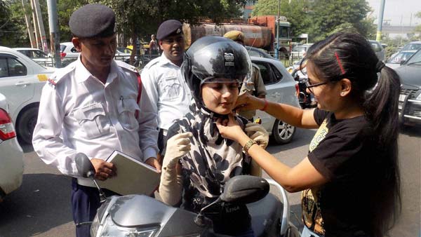 நடுரோட்டில் நின்று வாகன ஓட்டிகளுக்கு திரைப்பட டிக்கெட் வழங்கிய கமிஷனர்... எதற்கு தெரியுமா...?