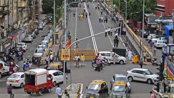 நடுரோட்டில் நின்று வாகன ஓட்டிகளுக்கு திரைப்பட டிக்கெட் வழங்கிய கமிஷனர்... எதற்கு தெரியுமா...?