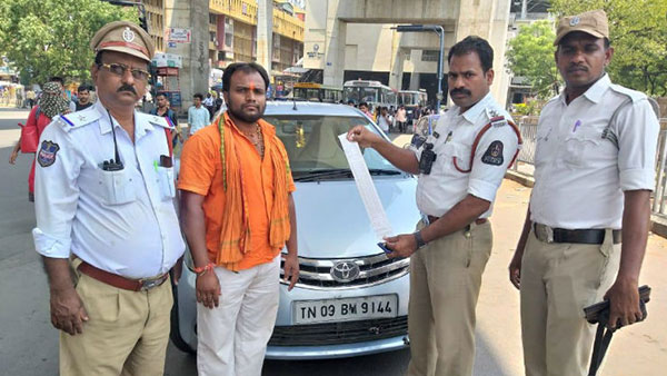 52 இ-செல்லாண்களுடன் போலீஸை ஏமாற்றி வந்த ஃபுட் டெலிவரி பாய்: சிக்கியது எப்படி...?