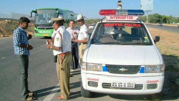 52 இ-செல்லாண்களுடன் போலீஸை ஏமாற்றி வந்த ஃபுட் டெலிவரி பாய்: சிக்கியது எப்படி...?