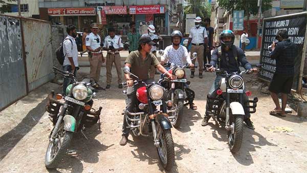நடுரோட்டில் நின்று வாகன ஓட்டிகளுக்கு திரைப்பட டிக்கெட் வழங்கிய கமிஷனர்... எதற்கு தெரியுமா...?