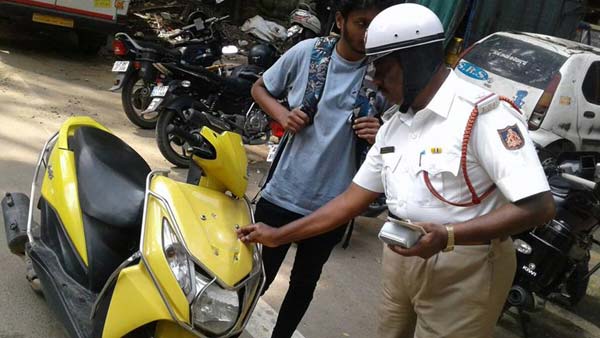 நடுரோட்டில் நின்று வாகன ஓட்டிகளுக்கு திரைப்பட டிக்கெட் வழங்கிய கமிஷனர்... எதற்கு தெரியுமா...?