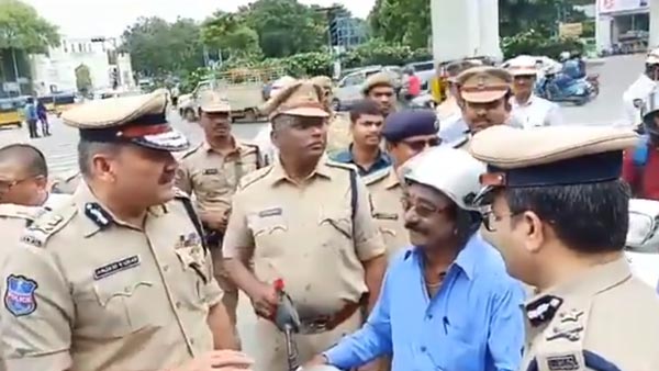 நடுரோட்டில் நின்று வாகன ஓட்டிகளுக்கு திரைப்பட டிக்கெட் வழங்கிய கமிஷனர்... எதற்கு தெரியுமா...?