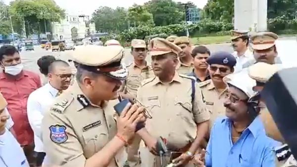 நடுரோட்டில் நின்று வாகன ஓட்டிகளுக்கு திரைப்பட டிக்கெட் வழங்கிய கமிஷனர்... எதற்கு தெரியுமா...?