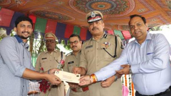 நடுரோட்டில் நின்று வாகன ஓட்டிகளுக்கு திரைப்பட டிக்கெட் வழங்கிய கமிஷனர்... எதற்கு தெரியுமா...?