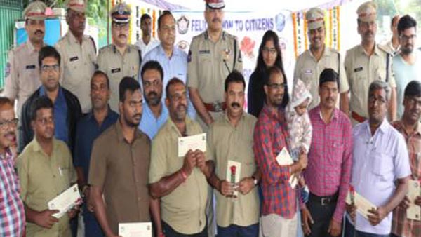 நடுரோட்டில் நின்று வாகன ஓட்டிகளுக்கு திரைப்பட டிக்கெட் வழங்கிய கமிஷனர்... எதற்கு தெரியுமா...?