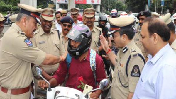 நடுரோட்டில் நின்று வாகன ஓட்டிகளுக்கு திரைப்பட டிக்கெட் வழங்கிய கமிஷனர்... எதற்கு தெரியுமா...?