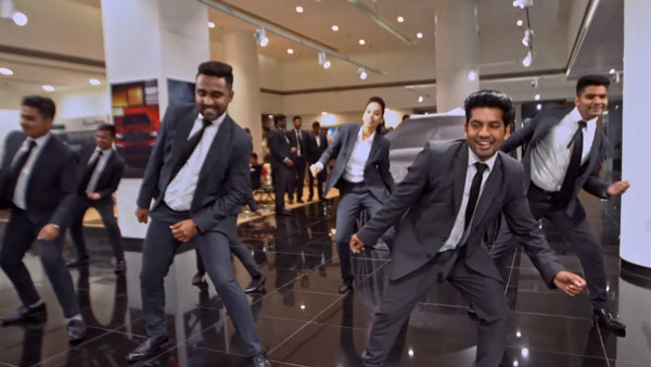 சாதாரண கஸ்டமருக்கு அடி, உதை.. பிரபல நடிகைக்கு நடனத்துடன் உபசரிப்பு! டீலர்ஷிப் ஊழியர்கள் வீடியோ வைரல்