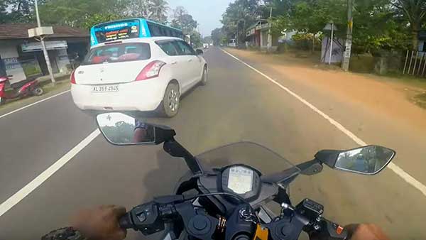 அதிவேகம் எப்போதுமே ஆபத்துதான்... காருக்கு மிக நெருக்கமாக சென்ற கேடிஎம் ஆர்சி பைக்கின் திக்திக் காட்சிகள்!