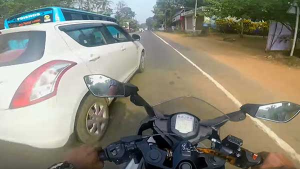 அதிவேகம் எப்போதுமே ஆபத்துதான்... காருக்கு மிக நெருக்கமாக சென்ற கேடிஎம் ஆர்சி பைக்கின் திக்திக் காட்சிகள்!