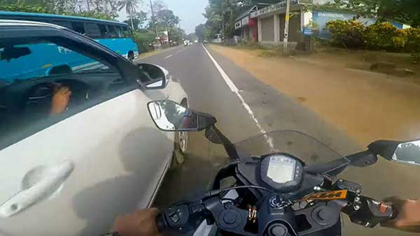 அதிவேகம் எப்போதுமே ஆபத்துதான்... காருக்கு மிக நெருக்கமாக சென்ற கேடிஎம் ஆர்சி பைக்கின் திக்திக் காட்சிகள்!