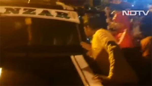 மஹிந்திரா காருக்குள் சிக்கி 2 பேர் பலி... கடுமையாக முயன்றும் வெளியே வர முடியாததற்கு காரணம் இதுதான்