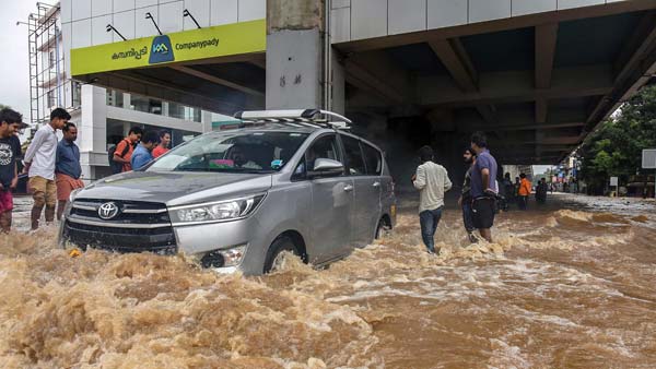 மஹிந்திரா காருக்குள் சிக்கி 2 பேர் பலி... கடுமையாக முயன்றும் வெளியே வர முடியாததற்கு காரணம் இதுதான்