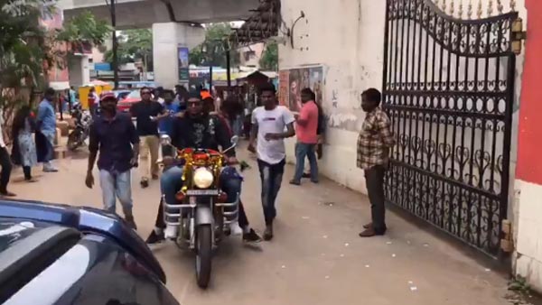 பிரபல சினிமா இயக்குனரின் செயலால் கடும் அதிர்ச்சி... வீடியோ வைரல் ஆனதால் நெட்டிசன்கள் கொந்தளிப்பு...