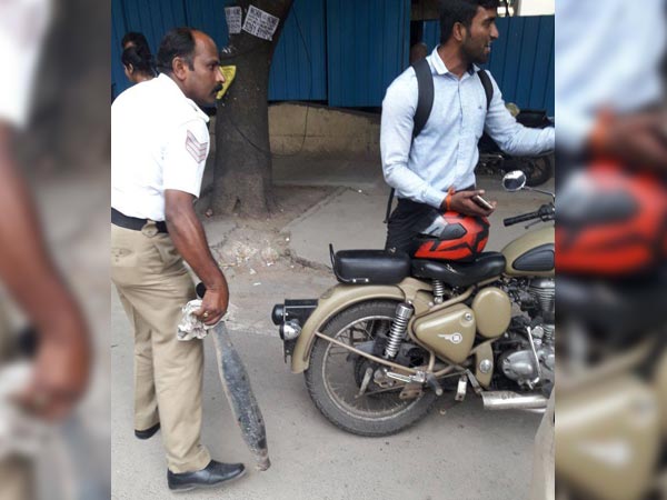 போலீஸாரின் செயலால் கடுப்பாகிய வாகன ஓட்டிகள்: வைரலாகும் புகைப்படம்...!