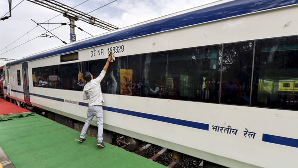 டிரெயின் 19... படுக்கை வசதியுடன் உருவாகும் இந்தியாவின் அதிவேக ரயில்!