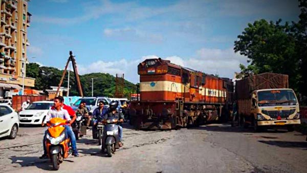 சாலைக்கு தனியாக வந்த ரயில் எஞ்ஜின்... அதிர்ச்சியில் பொதுமக்கள் - வீடியோ !