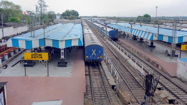 சாலைக்கு தனியாக வந்த ரயில் எஞ்ஜின்... அதிர்ச்சியில் பொதுமக்கள் - வீடியோ !