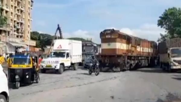 சாலைக்கு தனியாக வந்த ரயில் எஞ்ஜின்... அதிர்ச்சியில் பொதுமக்கள் - வீடியோ !