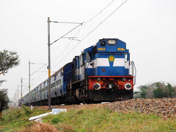 சாலைக்கு தனியாக வந்த ரயில் எஞ்ஜின்... அதிர்ச்சியில் பொதுமக்கள் - வீடியோ !