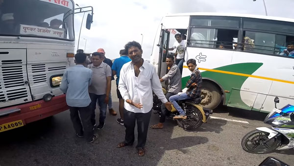 பயணிகள் உயிருடன் விளையாடிய அரசு பஸ் டிரைவரை இந்த இளைஞர் என்ன செய்தார் தெரியுமா? வைரல் வீடியோ