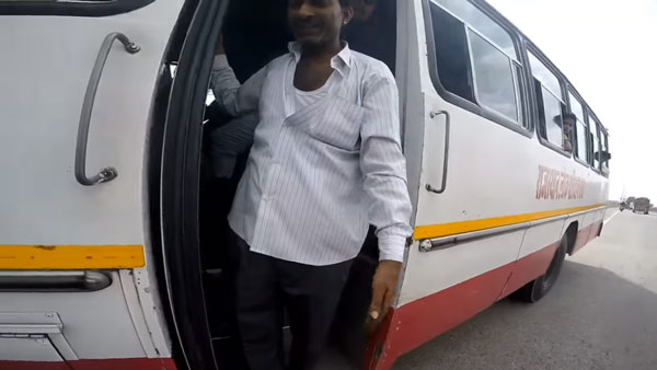 பயணிகள் உயிருடன் விளையாடிய அரசு பஸ் டிரைவரை இந்த இளைஞர் என்ன செய்தார் தெரியுமா? வைரல் வீடியோ