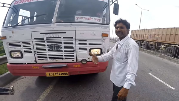 பயணிகள் உயிருடன் விளையாடிய அரசு பஸ் டிரைவரை இந்த இளைஞர் என்ன செய்தார் தெரியுமா? வைரல் வீடியோ