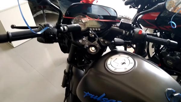 சிறப்பான சம்பவத்திற்கு தயாராகுங்கள்... டீலர்களிடம் காட்சியளிக்க ஆரம்பித்துவிட்டது புதிய பல்சர்....