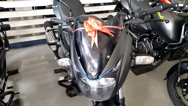 சிறப்பான சம்பவத்திற்கு தயாராகுங்கள்... டீலர்களிடம் காட்சியளிக்க ஆரம்பித்துவிட்டது புதிய பல்சர்....