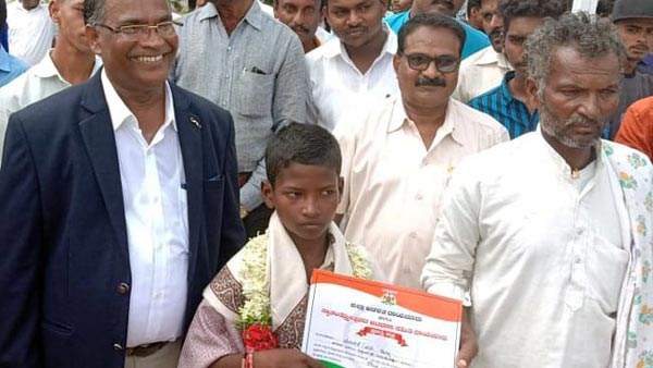 வெள்ளத்தில் மூழ்கிய பாலத்தில் ஓடி ஆம்புலன்சுக்கு வழி காட்டிய சிறுவன்! உயிரை பணயம் வைத்த வீடியோ வைரல்